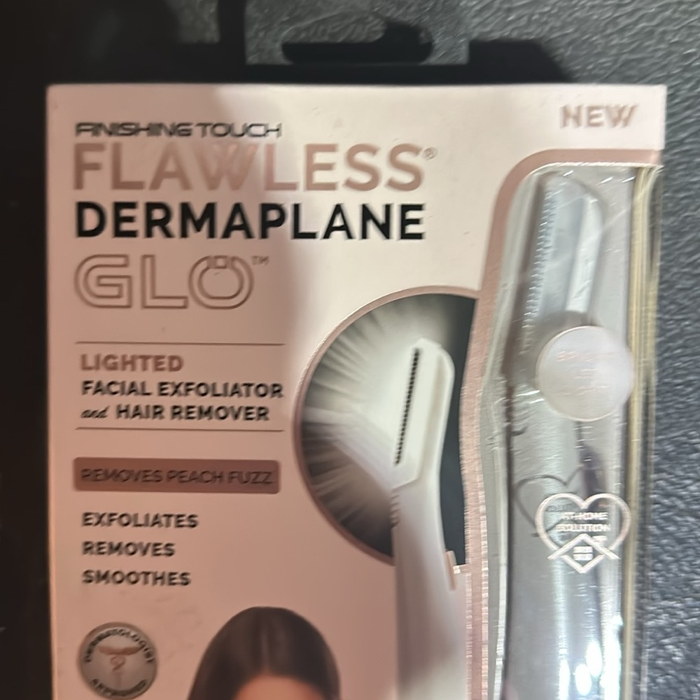 Finishing Touch Flawless Dermaplane Glo - Picture 4 of 4